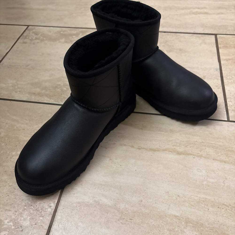 UGG CLASSIC MINI PEARLIZED LEATHER BLACK SHEEPSKIN WOMEN'S BOOTS SIZE US 9 - Picture 14 of 15